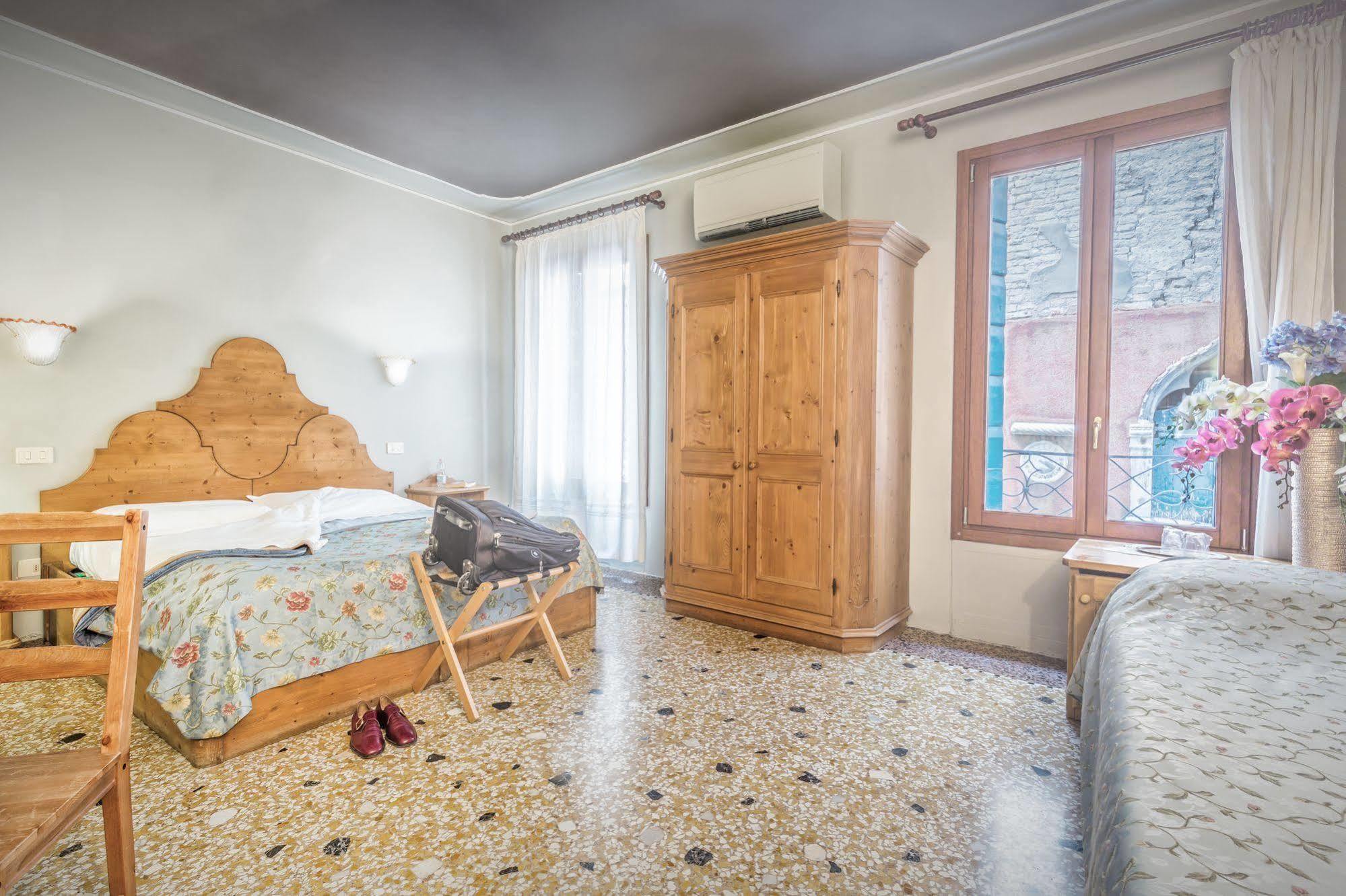 Bareteri Hotel Venecia