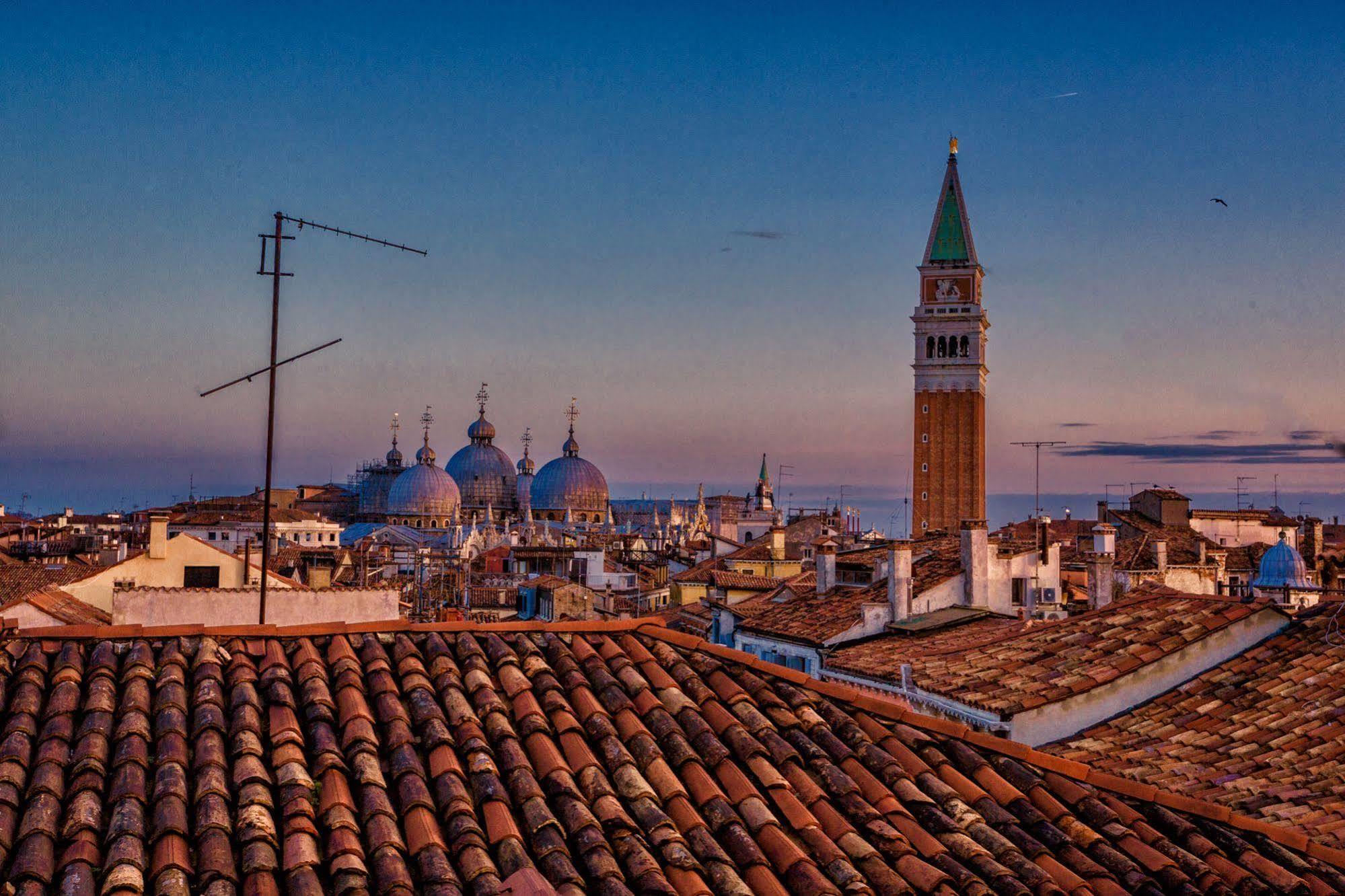 Bareteri Hotel Venecia